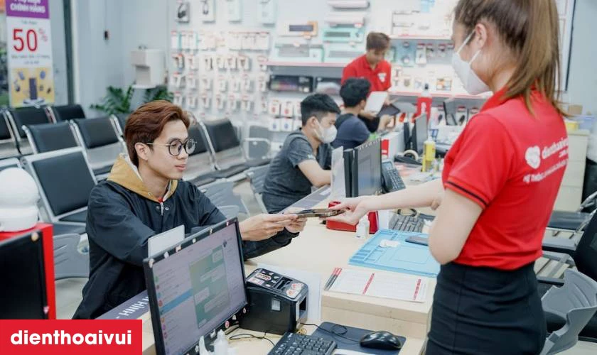 Quy tr&igrave;nh thay m&agrave;n h&igrave;nh Oppo Reno 5 5G chuy&ecirc;n nghiệp lấy liền tại Điện Thoại Vui