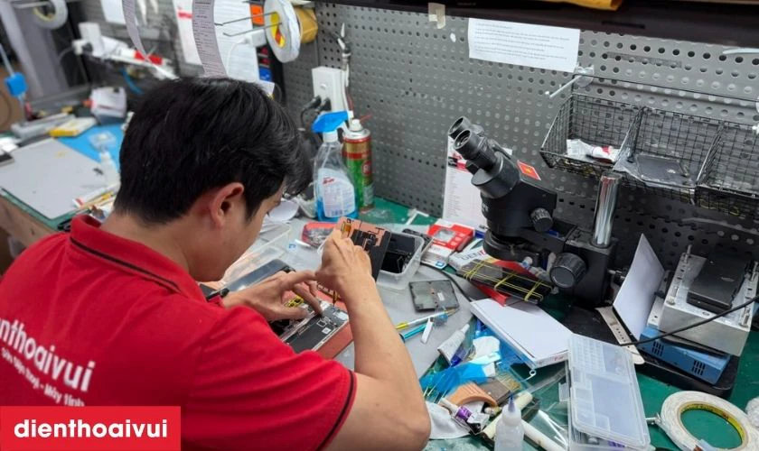 Quy tr&igrave;nh thay m&agrave;n h&igrave;nh OPPO Reno 6 Z nhanh ch&oacute;ng lấy liền tại Điện Thoại Vui