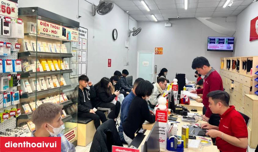 Dịch vụ thay m&agrave;n h&igrave;nh Oppo Reno 8 gi&aacute; rẻ, uy t&iacute;n tại Điện Thoại Vui