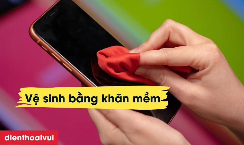 Vệ sinh m&agrave;n h&igrave;nh bằng khăn sạch, mềm