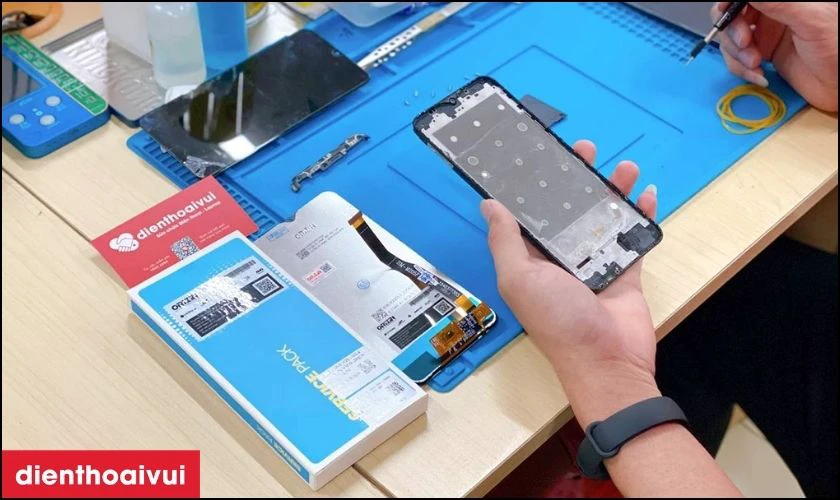 Quy trình thay màn hình Oppo Reno 8T 5G tại Điện Thoại Vui
