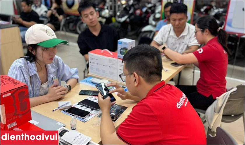 Kh&aacute;ch h&agrave;ng c&oacute; thể ở lại quan s&aacute;t trực tiếp