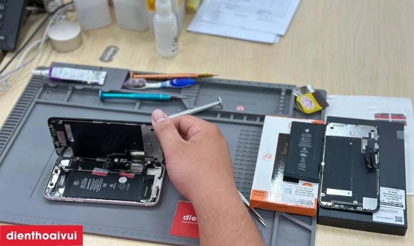 Lắp đặt màn hình mới và kiểm tra chức năng