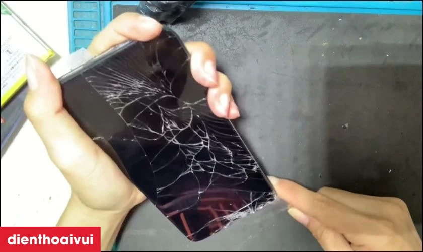 Thay m&agrave;n h&igrave;nh Realme 2 mới khi m&agrave;n h&igrave;nh xuất hiện vết nứt vỡ