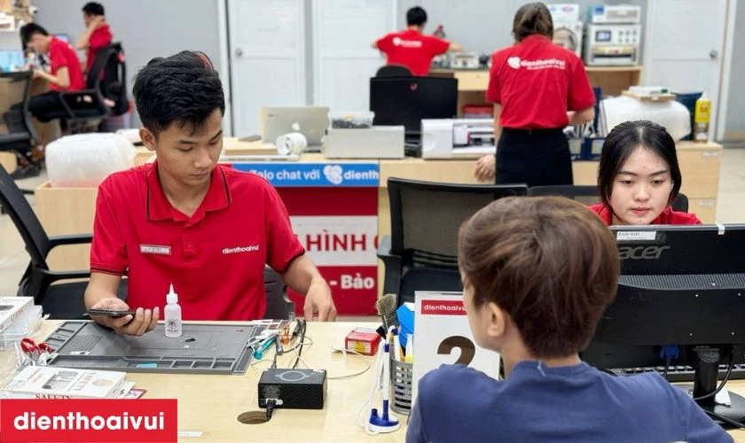 Dịch vụ thay m&agrave;n lấy liền tại Điện Thoại Vui