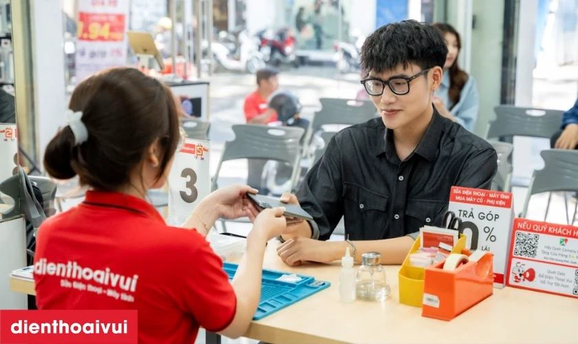 Dịch vụ thay m&agrave;n lấy liền tại Điện Thoại Vui