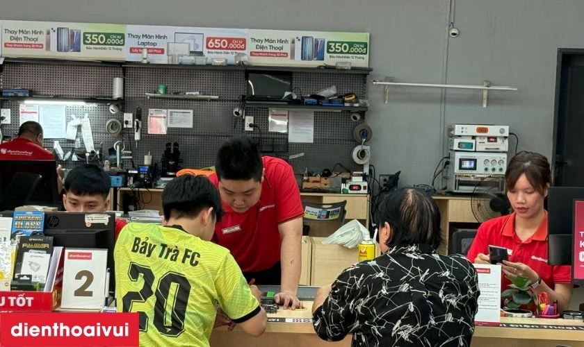 Quy tr&igrave;nh thay m&agrave;n h&igrave;nh Realme 7 minh bạch, l&acirc;́y li&ecirc;̀n tại Điện Thoại Vui