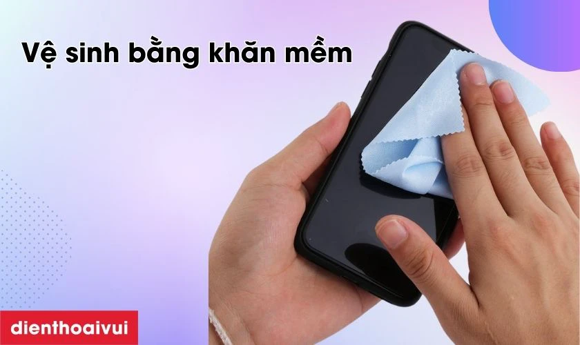 Vệ sinh màn hình Realme bằng khăn sạch, mềm