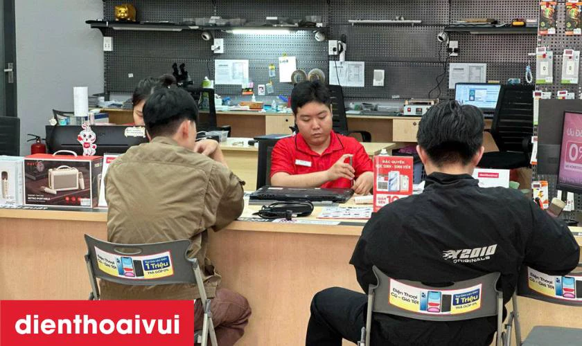 Kỹ thuật vi&ecirc;n th&aacute;o nắp mặt sau m&aacute;y v&agrave; ngắt kết nối pin để đảm bảo an to&agrave;n