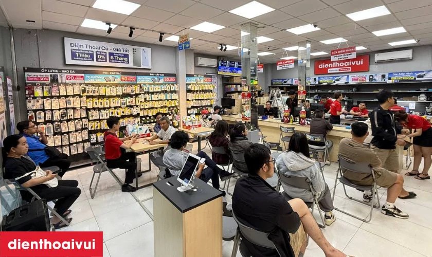 Nh&acirc;n vi&ecirc;n sẽ b&agrave;n giao lại MacBook đ&atilde; thay m&agrave;n h&igrave;nh cho kh&aacute;ch h&agrave;ng