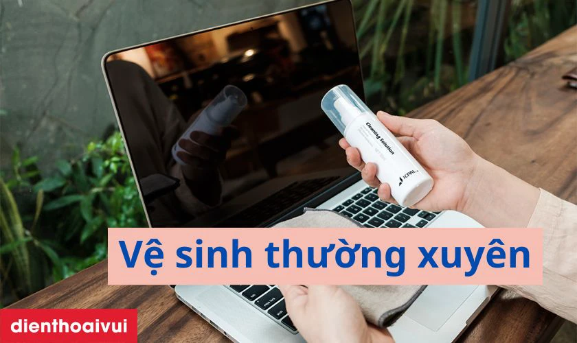 Vệ sinh m&agrave;n h&igrave;nh bằng khăn mềm