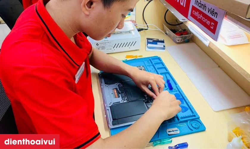 Kỹ thuật vi&ecirc;n chuy&ecirc;n nghiệp trực tiếp kiểm tra v&agrave; thực hiện