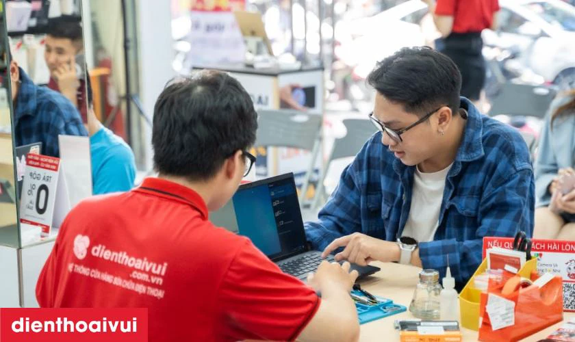 Địa chỉ dịch vụ thay m&agrave;n h&igrave;nh rời cho MacBook Pro M2 13 inch 2022 A2338 ch&iacute;nh h&atilde;ng GENA