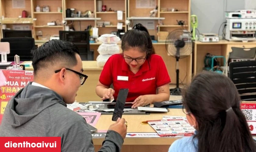 Dịch vụ thay m&agrave;n h&igrave;nh Samsung A53 ch&iacute;nh h&atilde;ng Orizin lấy liền tại Điện Thoại Vui