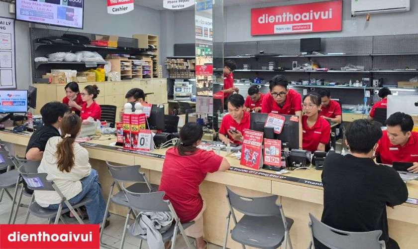 Quy tr&igrave;nh thay m&agrave;n chuy&ecirc;n nghiệp lấy liền tại Điện Thoại Vui
