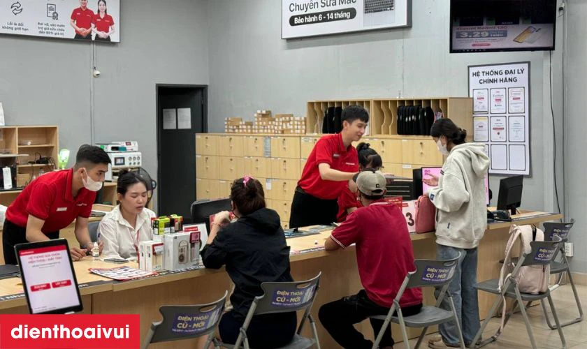 Quy tr&igrave;nh thay m&agrave;n h&igrave;nh Samsung Fold 4 5G (B&ecirc;n trong) chuy&ecirc;n nghiệp tại Điện Thoại Vui