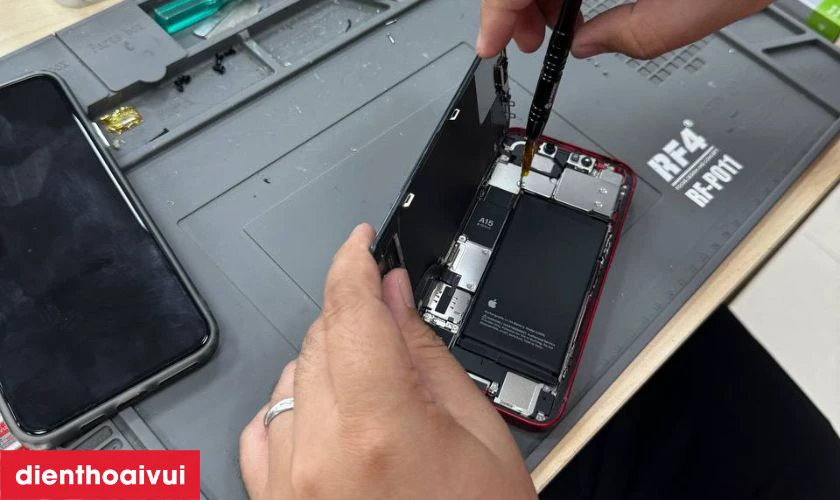 Quy tr&igrave;nh thay m&agrave;n h&igrave;nh Samsung Galaxy A02 chuy&ecirc;n nghiệp lấy liền tại Điện Thoại Vui