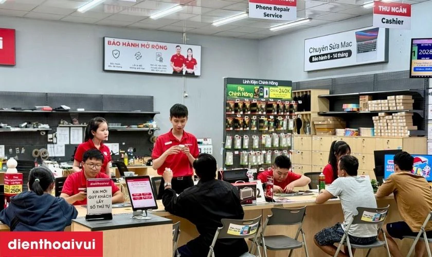 B&agrave;n giao m&aacute;y cho kh&aacute;ch h&agrave;ng sau thay thế