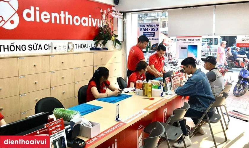 Dịch vụ thay m&agrave;n h&igrave;nh Samsung Galaxy A04 ch&iacute;nh h&atilde;ng, lấy liền tại Điện Thoại Vui