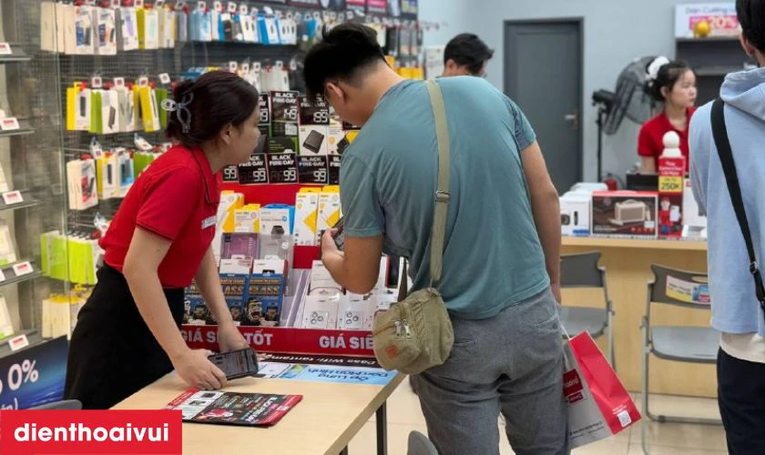 Kh&aacute;ch h&agrave;ng nhận lại điện thoại, kiểm tra trực tiếp m&agrave;n h&igrave;nh đ&atilde; thay