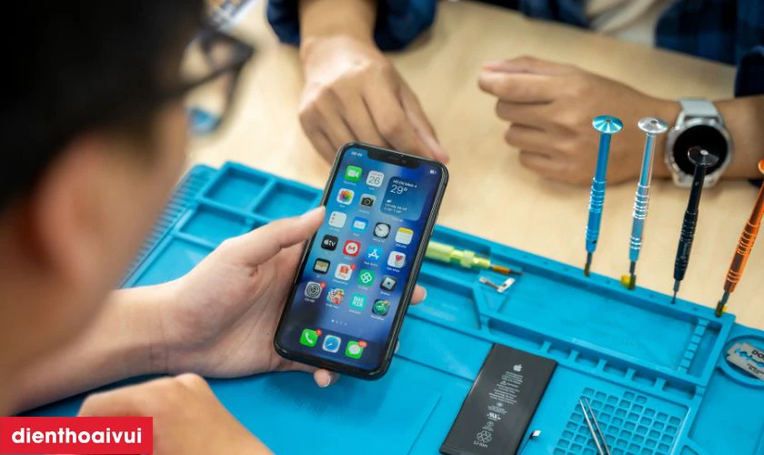Thiết bị sẽ được chuyển đến khu vực kỹ thuật để tháo máy và lắp màn hình mới