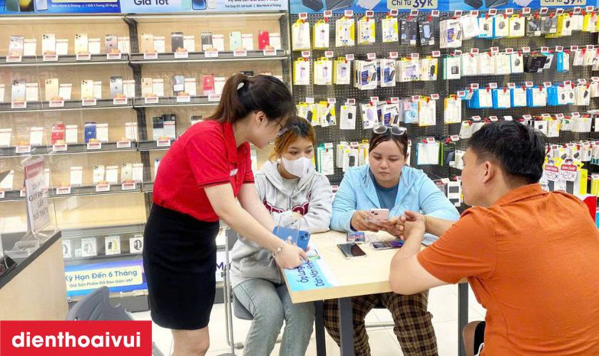 Cửa h&agrave;ng thay m&agrave;n lấy liền tại Điện Thoại Vui