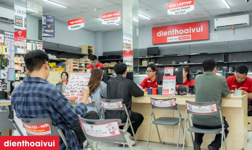Quy tr&igrave;nh thay m&agrave;n chuy&ecirc;n nghiệp lấy liền tại Điện Thoại Vui