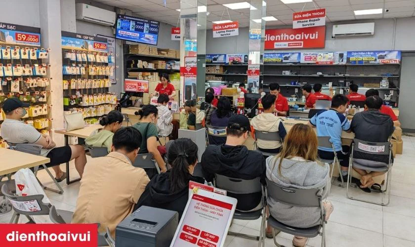 Cửa h&agrave;ng thay linh kiện ch&iacute;nh h&atilde;ng, lấy liền tại Điện Thoại Vui