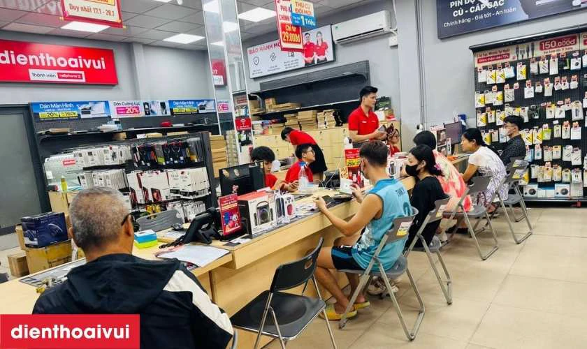 Dịch vụ thay m&agrave;n chuy&ecirc;n nghiệp lấy liền tại Điện Thoại Vui