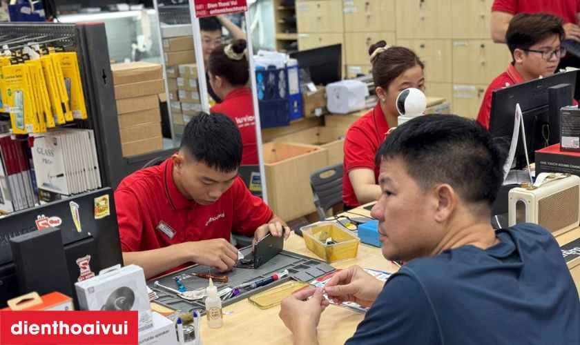 Kiểm tra linh kiện v&agrave; x&aacute;c nhận với kh&aacute;ch h&agrave;ng
