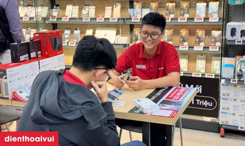 B&agrave;n giao v&agrave; hướng dẫn kh&aacute;ch h&agrave;ng