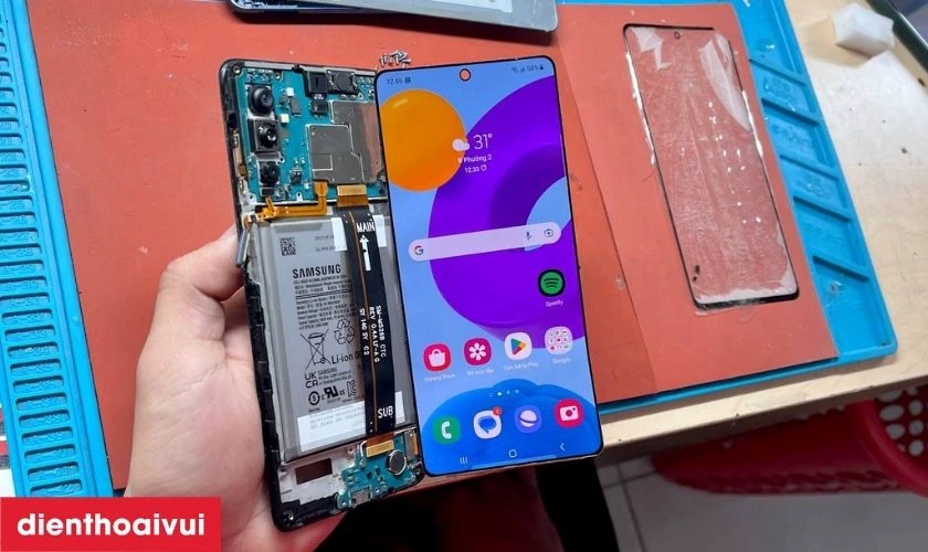 Quy tr&igrave;nh đổi m&agrave;n Samsung tại Điện Thoại Vui
