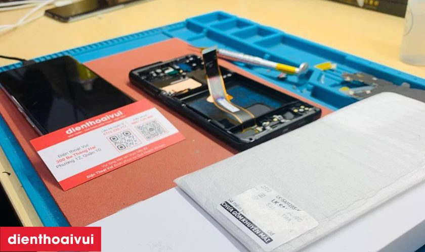 Sau khi thay m&agrave;n h&igrave;nh, kỹ thuật vi&ecirc;n kiểm tra lại to&agrave;n bộ chức năng