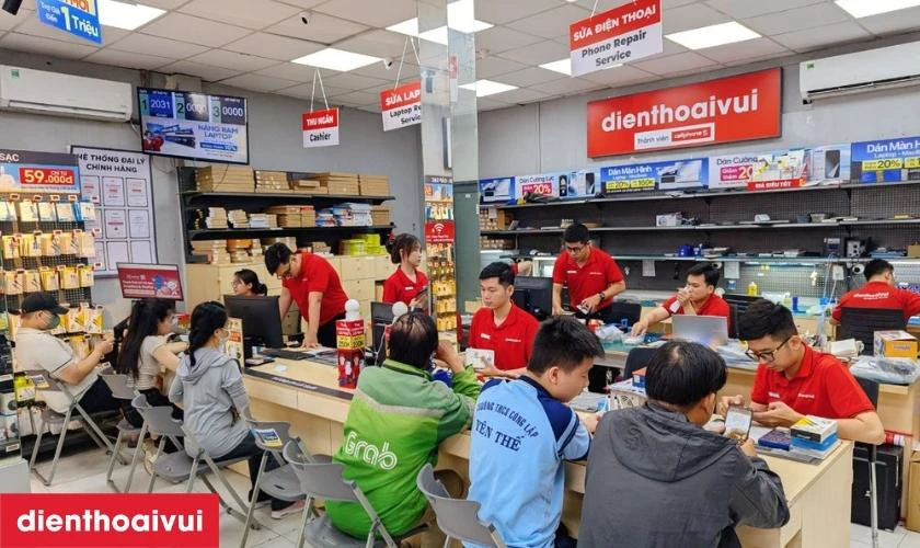 Cửa h&agrave;ng thay linh kiện ch&iacute;nh h&atilde;ng, lấy liền tại Điện Thoại Vui