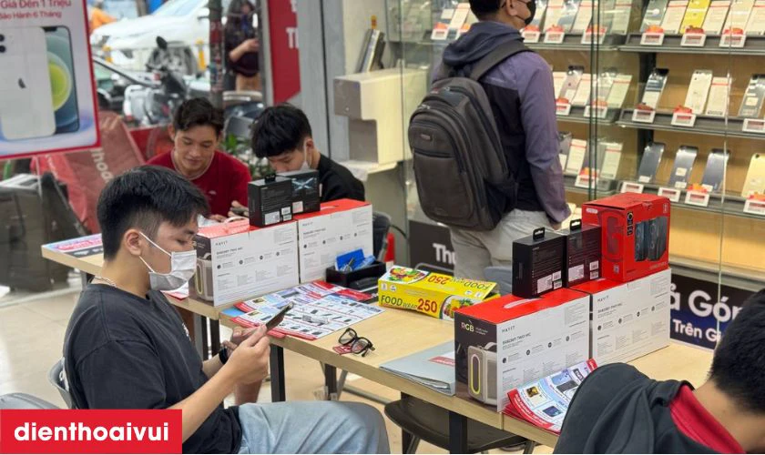 Giao trả m&aacute;y cho kh&aacute;ch v&agrave; thanh to&aacute;n
