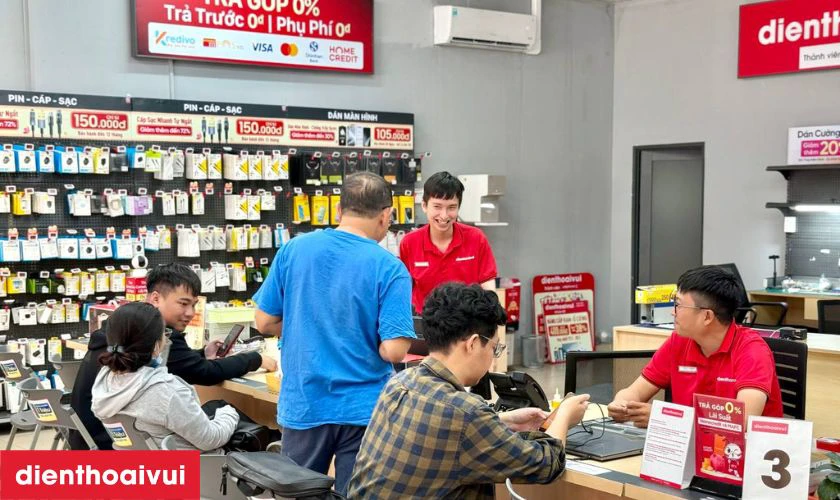 C&aacute;c kỹ thuật vi&ecirc;n sẽ kiểm tra tỉ mỉ từng bộ phận của m&agrave;n h&igrave;nh