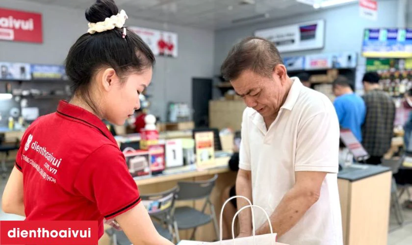 Kh&aacute;ch h&agrave;ng kiểm tra lần cuối c&aacute;c chức năng của m&aacute;y