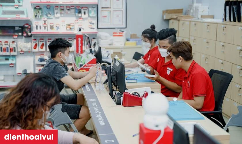 Dịch vụ thay m&agrave;n h&igrave;nh Samsung Galaxy J7 Plus h&atilde;ng Safety lấy liền tại Điện Thoại Vui