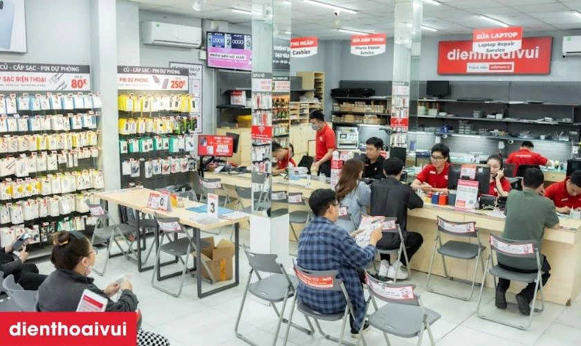 Sau khi kiểm tra lại, nh&acirc;n vi&ecirc;n sẽ giao lại m&aacute;y cho bạn v&agrave; hướng dẫn bạn kiểm tra lần cuối