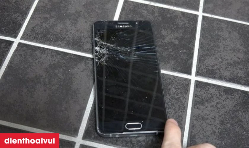 Thay m&agrave;n h&igrave;nh mới cho Samsung J7 Pro khi m&agrave;n bị hư hỏng, cũ, xuống cấp