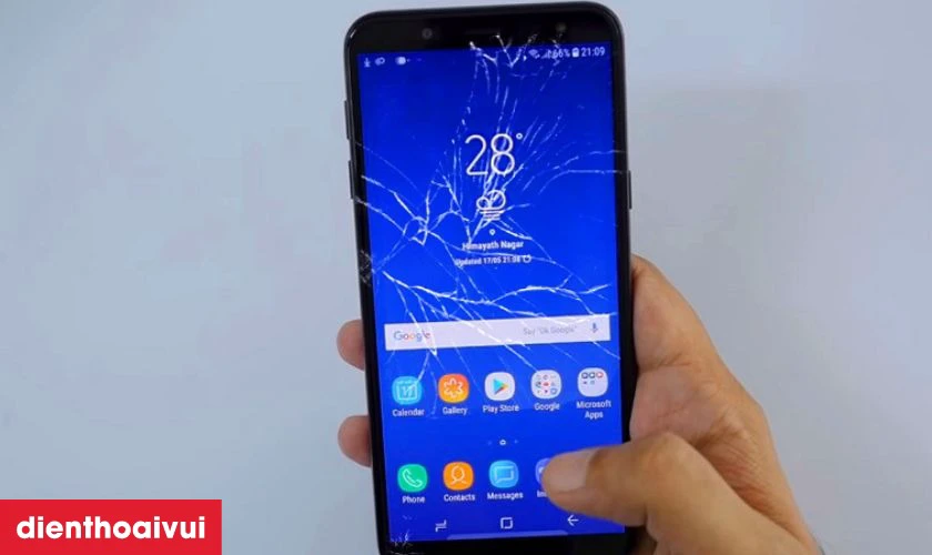 M&agrave;n h&igrave;nh bị nứt vỡ l&agrave; dấu hiệu cần thay mới n&ecirc;n lưu &yacute;
