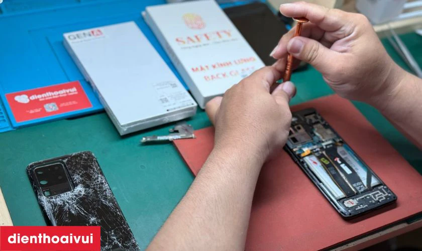 Quy tr&igrave;nh thay m&agrave;n h&igrave;nh Samsung Galaxy M13 loại A+ chuy&ecirc;n nghiệp, lấy liền tại Điện Thoại Vui
