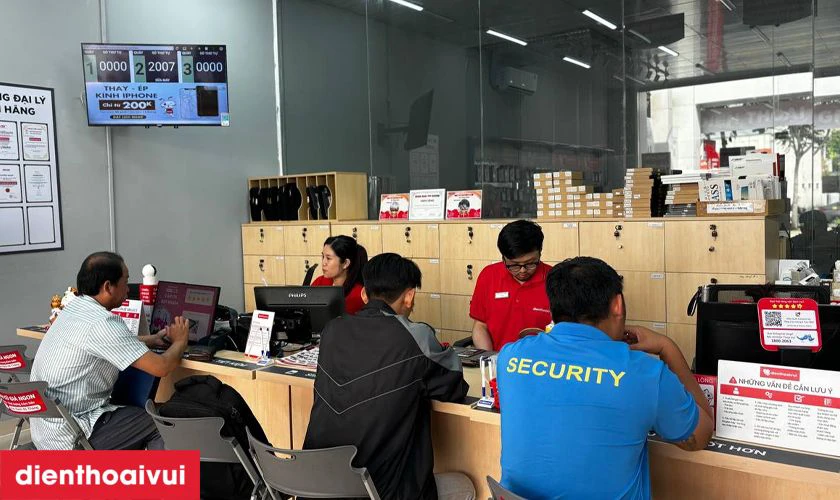 Quy tr&igrave;nh thay m&agrave;n h&igrave;nh Samsung Galaxy M14 5G loại A+ chuy&ecirc;n nghiệp lấy liền tại Điện Thoại Vui