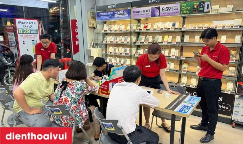 Nh&acirc;n vi&ecirc;n b&agrave;n giao m&aacute;y v&agrave; hướng dẫn bảo quản&nbsp;