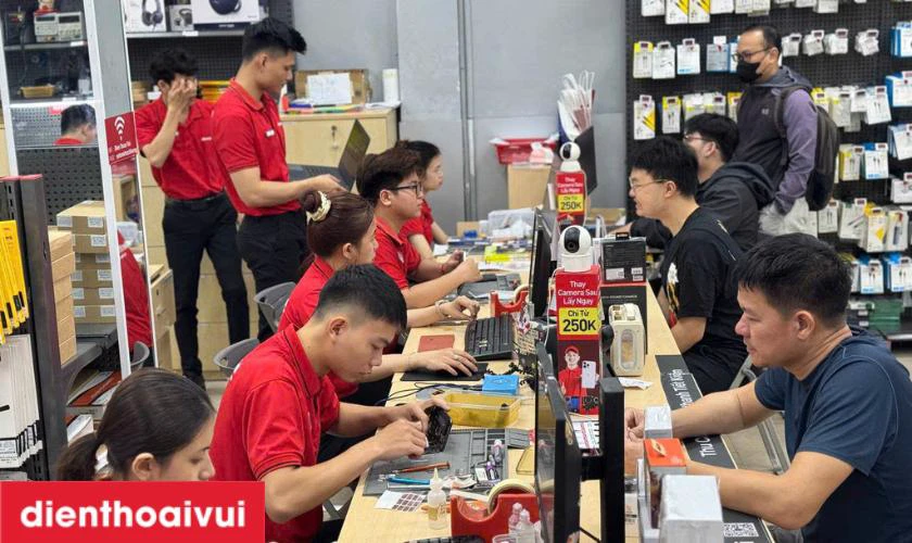 Kỹ thuật vi&ecirc;n tiến h&agrave;nh thay m&agrave;n h&igrave;nh