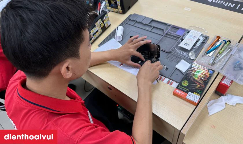 Quy tr&igrave;nh thay m&agrave;n h&igrave;nh chuy&ecirc;n nghiệp lấy liền tại Điện Thoại Vui