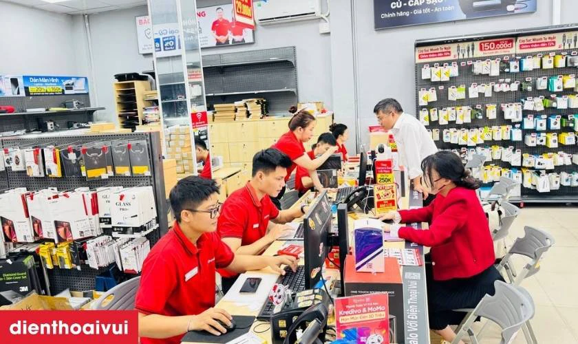 Quy tr&igrave;nh thay m&agrave;n h&igrave;nh chuy&ecirc;n nghiệp lấy liền tại Điện Thoại Vui