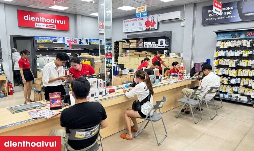 Cửa h&agrave;ng thay linh kiện ch&iacute;nh h&atilde;ng lấy liền tại Điện Thoại Vui