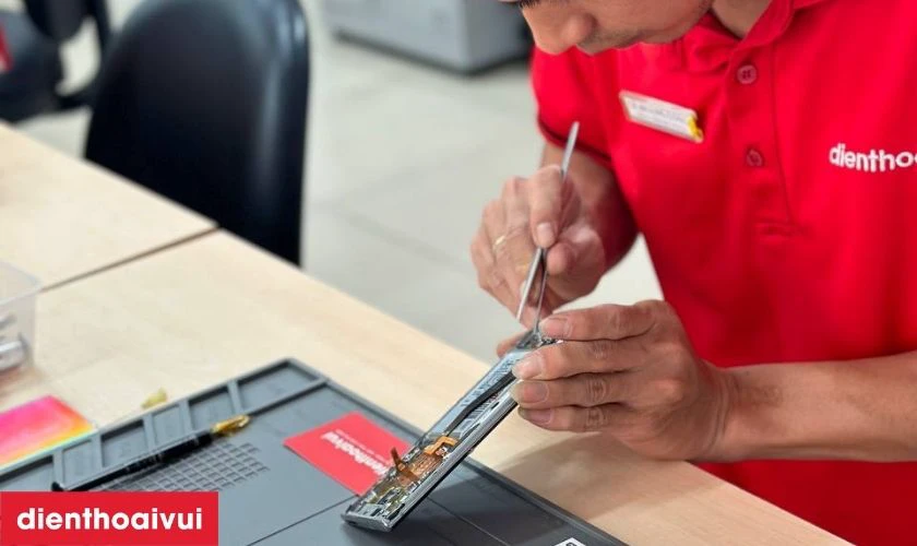 Kỹ thuật viên tháo máy và lắp màn hình mới vào