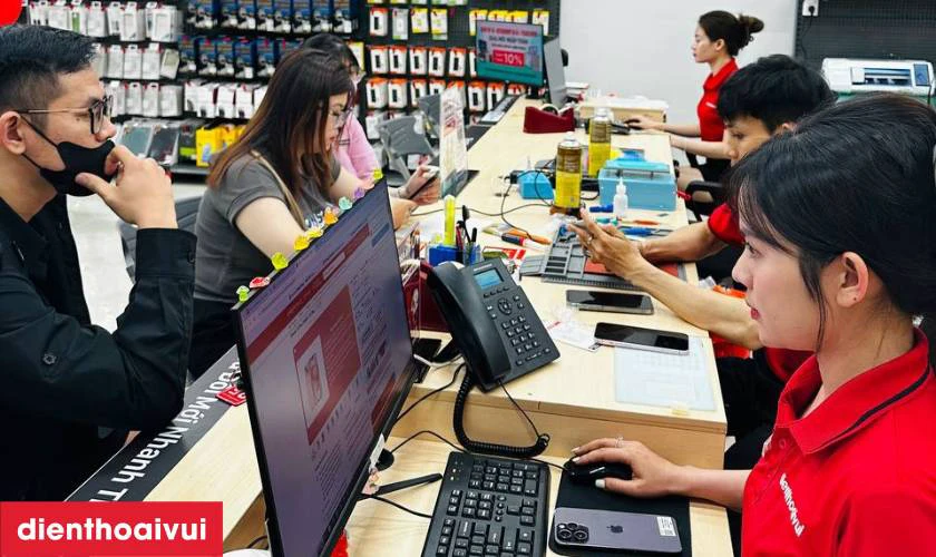 Kh&aacute;ch h&agrave;ng nhận m&aacute;y v&agrave; được hướng dẫn kiểm tra